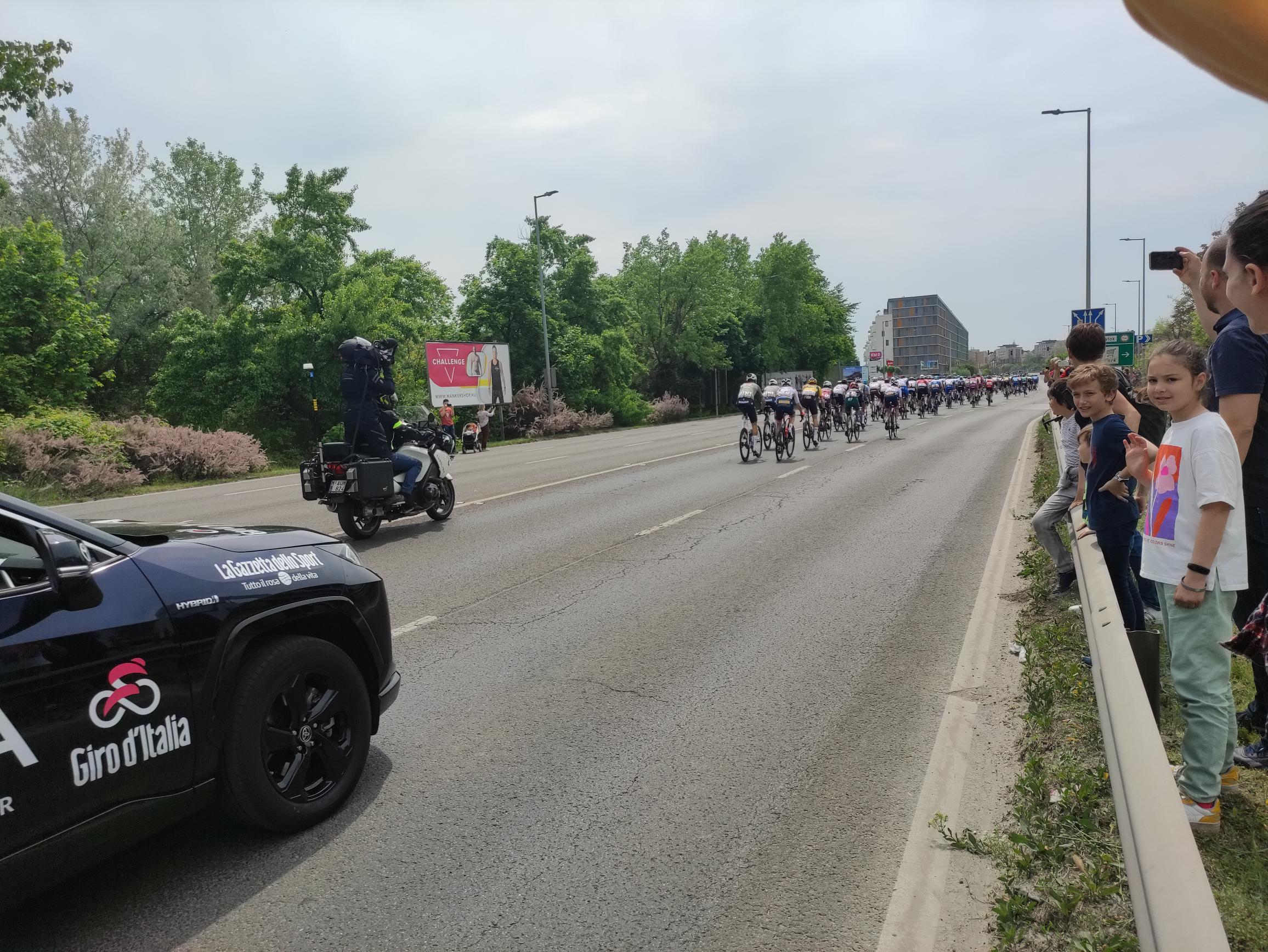 A Savoya Park mellett is eltekert a Giro d'Italia mezőnye