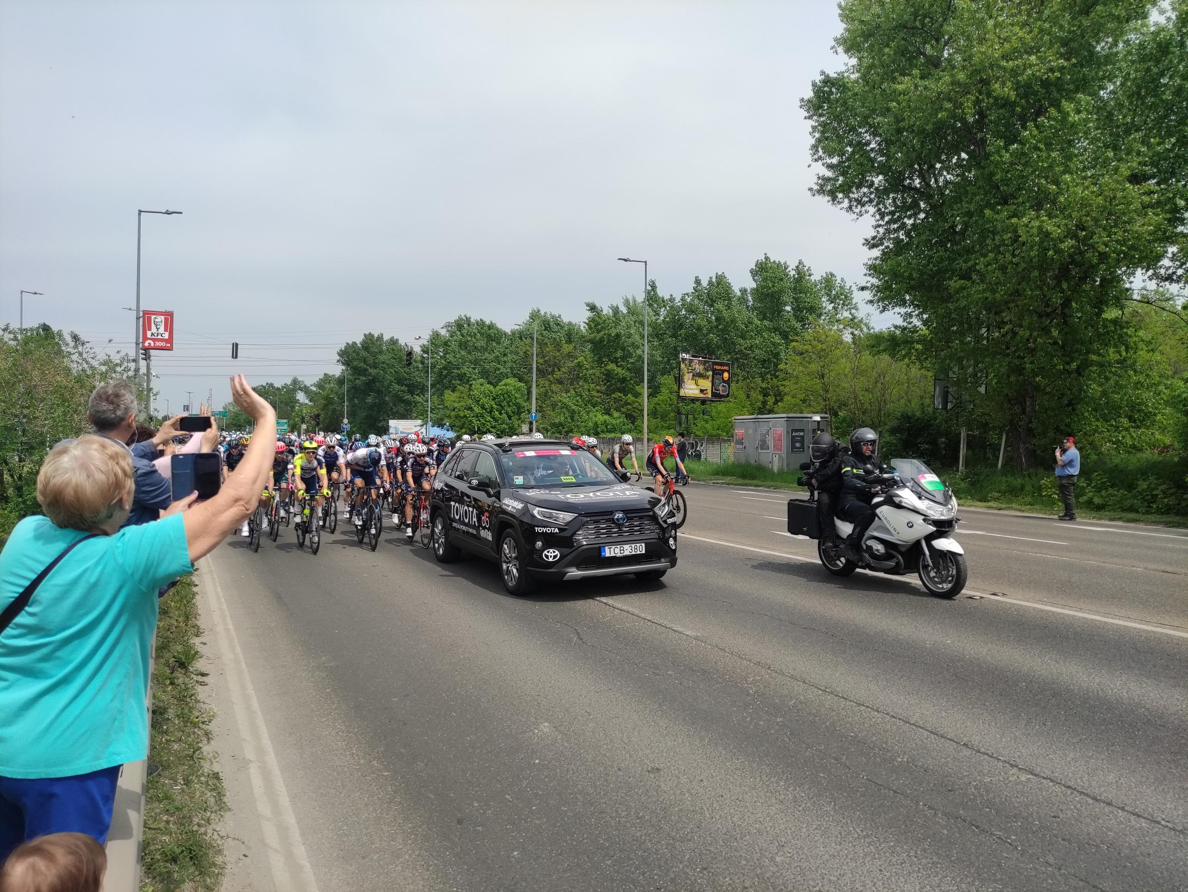 A Savoya Park mellett is eltekert a Giro d'Italia mezőnye