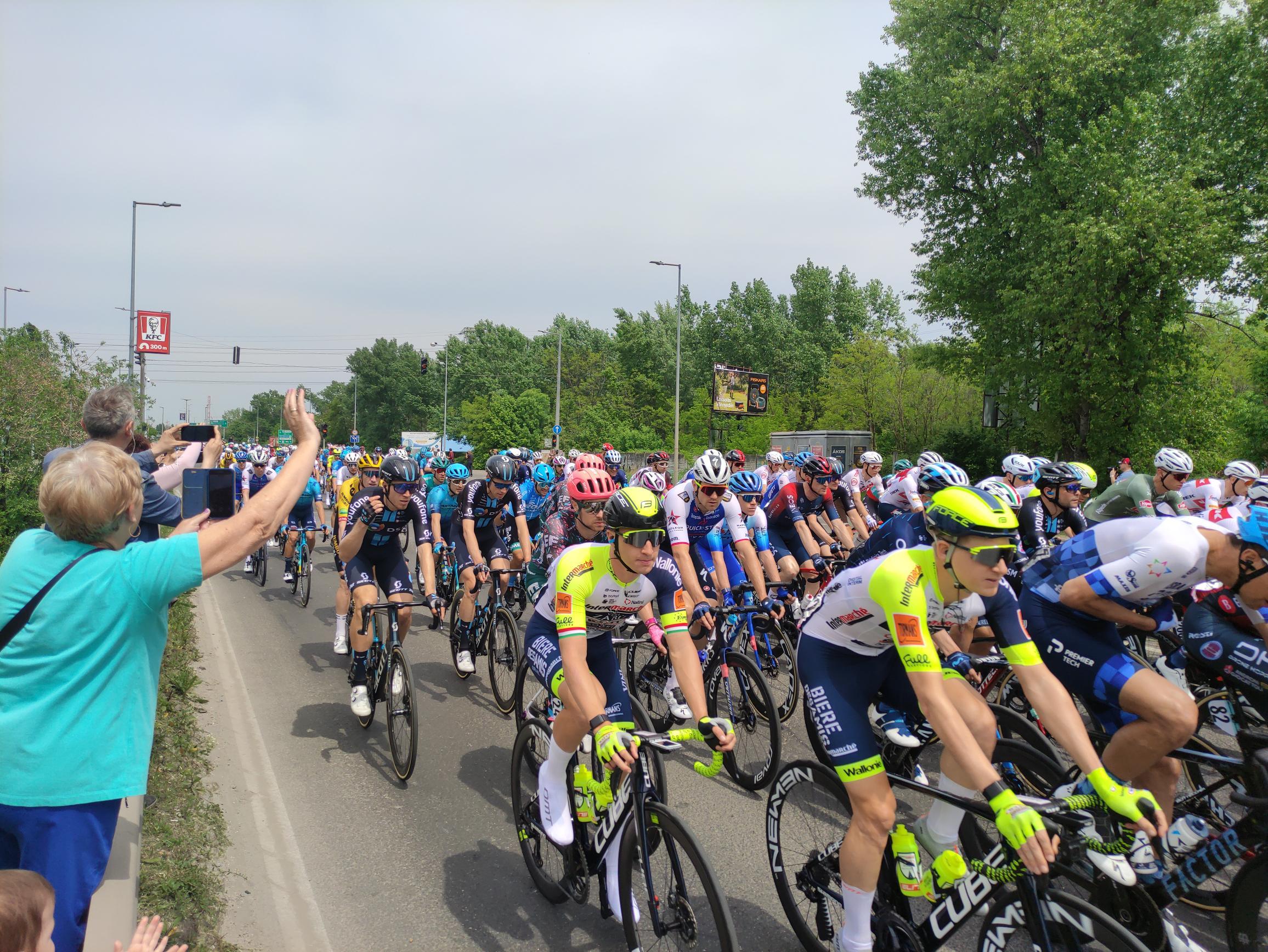 A Savoya Park mellett is eltekert a Giro d'Italia mezőnye