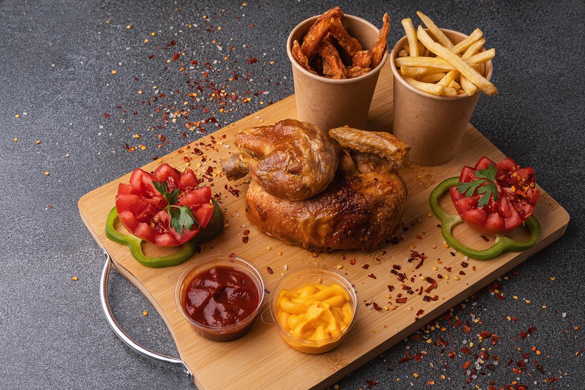 Grillcsirkés food truck nyitott meg a Savoya parkolójában