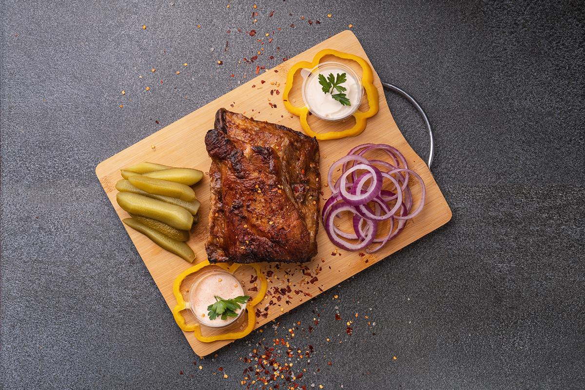 Grillcsirkés food truck nyitott meg a Savoya parkolójában