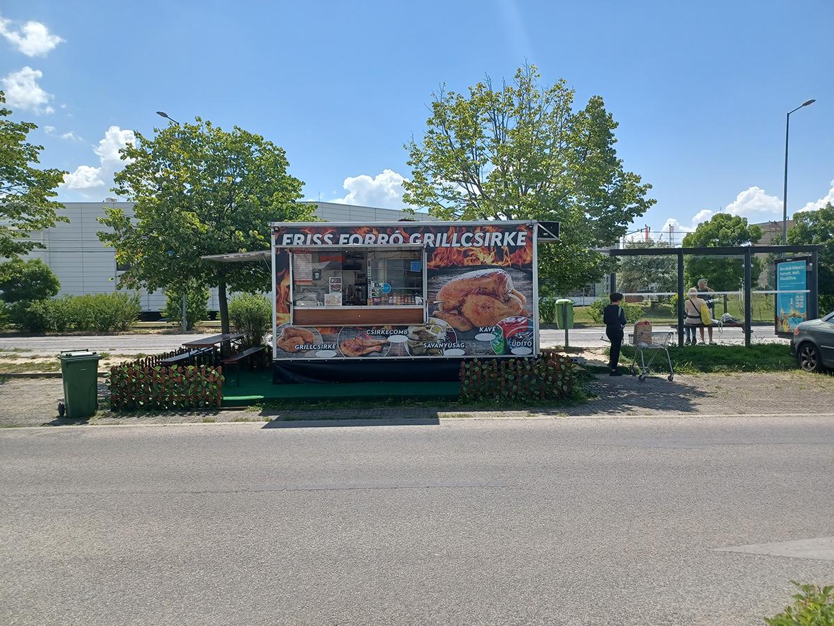 Grillcsirkés standok nyíltak a Savoya Parkban