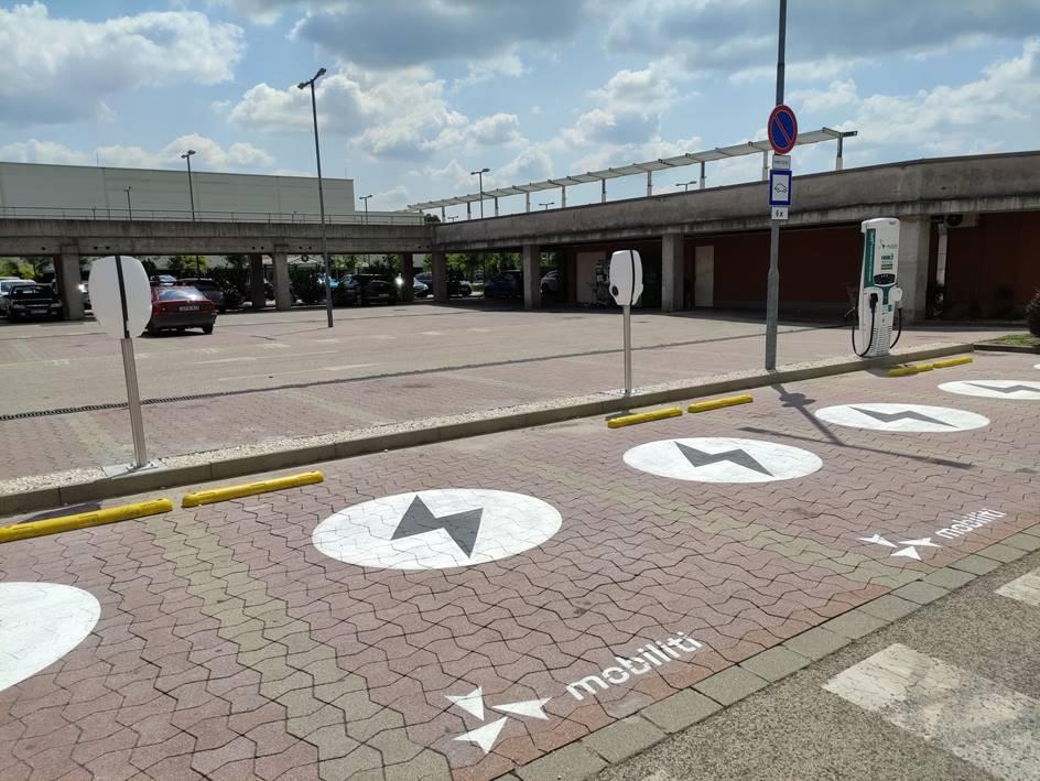 Új elektromos töltőállomások a Savoya Parkban